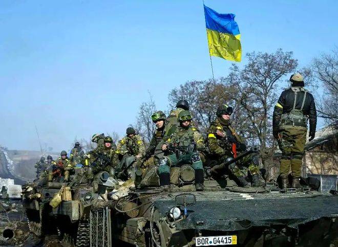 汉斯卡亚机场57架战机遭重创！不朽情缘网站乌军无人机突袭俄军(图3)